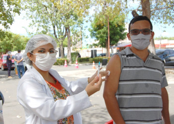 Jornalistas, garis e oficiais de justiça são vacinados hoje em Teresina